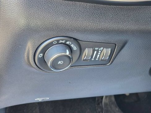 Used 2023 Jeep Compass Latitude w/ Sun and Sound Group AWD/4WD image 8