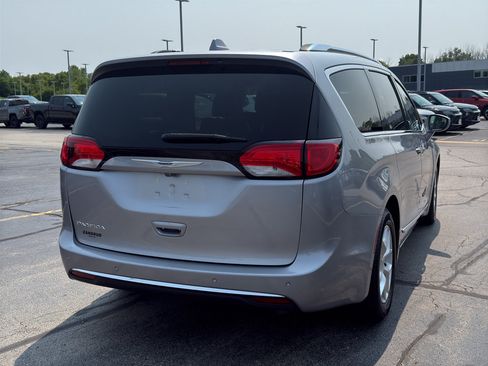 Used 2018 Chrysler Pacifica Touring-L w/ Tire & Wheel Group FWD image 5