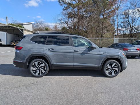 New 2026 Volkswagen Atlas SE image 2