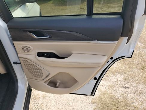 Used 2022 Jeep Grand Cherokee Limited image 35