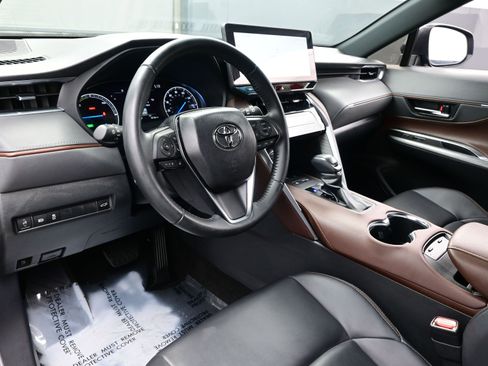 Used 2024 Toyota Venza XLE image 13