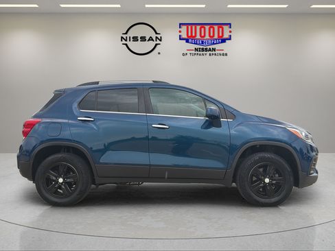 Used 2020 Chevrolet Trax LT w/ LT Convenience Package AWD/4WD image 2
