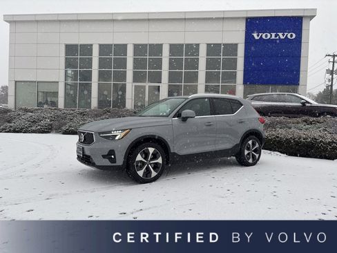 Certified 2025 Volvo XC40 B5 Plus image 1