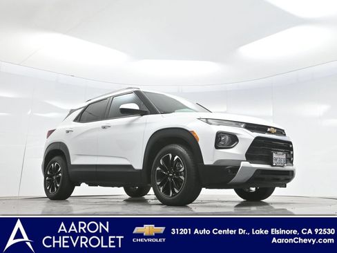 Used 2023 Chevrolet TrailBlazer LT FWD image 2