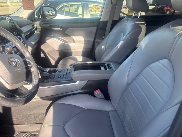 Used 2022 Toyota Highlander XLE AWD/4WD image 5