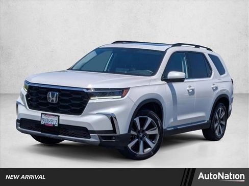 Used 2025 Honda Pilot Touring image 1
