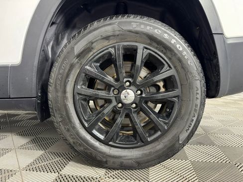 Used 2019 Jeep Cherokee Latitude w/ Cold Weather Group AWD/4WD image 41