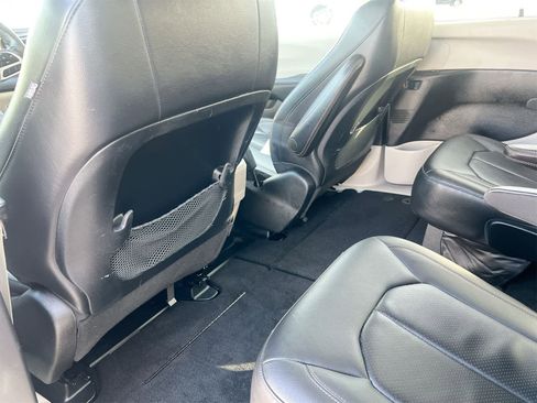 Used 2019 Chrysler Pacifica Touring-L image 19