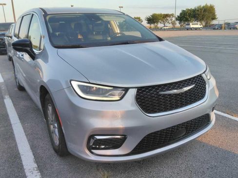 Used 2024 Chrysler Pacifica Touring-L FWD image 2