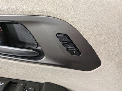 Used 2023 Chrysler Pacifica Touring-L FWD image 9