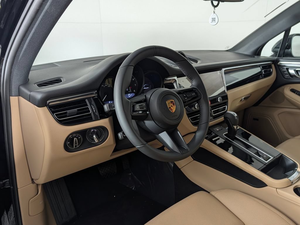 Certified 2026 Porsche Macan AWD/4WD image 4