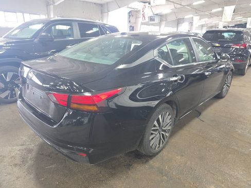 Used 2024 Nissan Altima 2.5 SV FWD image 2