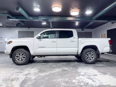 Used 2017 Toyota Tacoma TRD Off-Road image 5