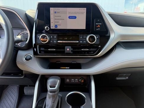 Used 2023 Toyota Highlander XLE image 22