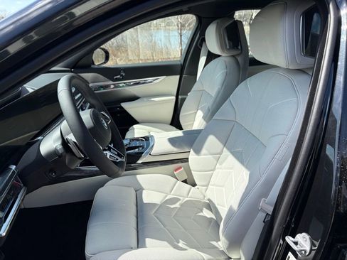 Used 2025 BMW i7 xDrive60 w/ Premium Package image 14