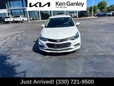 Used 2018 Chevrolet Cruze LT FWD image 2