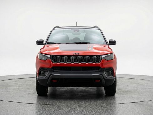 Used 2025 Jeep Compass Trailhawk AWD/4WD image 2