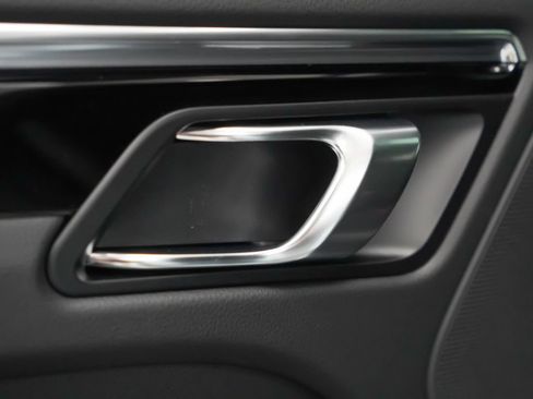 Certified 2026 Porsche Macan AWD/4WD image 15