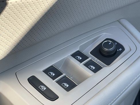 Certified 2025 Volkswagen Atlas SE image 18