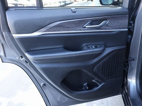 Used 2024 Jeep Grand Cherokee Limited w/ Luxury Tech Group II image 24