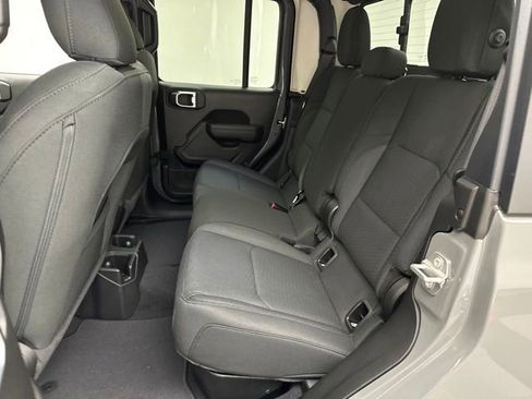 Used 2023 Jeep Gladiator Sport image 9