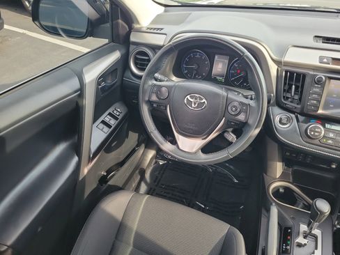 Used 2018 Toyota RAV4 XLE AWD/4WD image 17