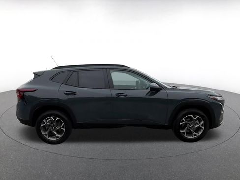 Used 2025 Chevrolet Trax LT w/ LT Convenience Package FWD image 16