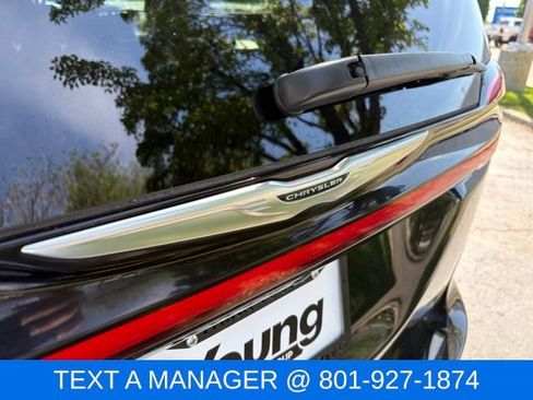 Used 2023 Chrysler Pacifica Touring-L FWD image 7
