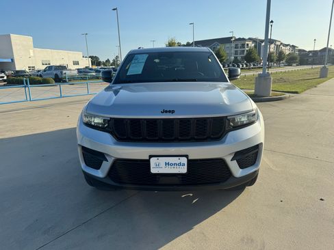 Used 2024 Jeep Grand Cherokee Altitude RWD image 3