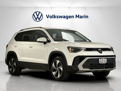 Used 2025 Volkswagen Taos SE w/ Panoramic Sunroof Package image 7