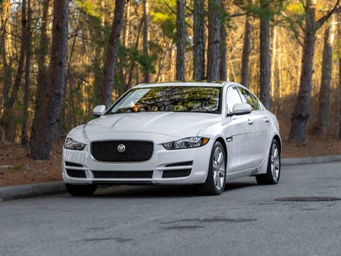 Used 2019 Jaguar XE Premium image 46