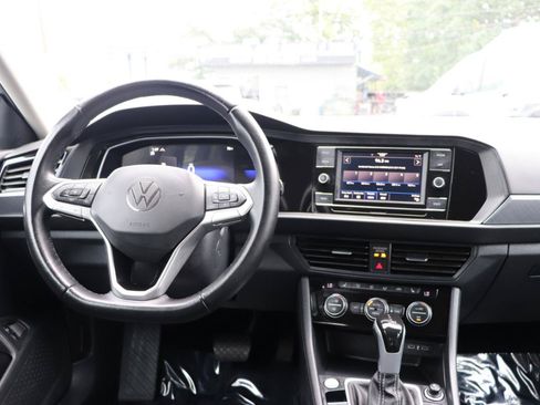 Used 2024 Volkswagen Jetta SE FWD image 17