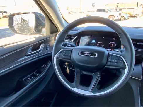 Used 2023 Jeep Grand Cherokee Limited image 37