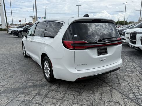 Used 2023 Chrysler Pacifica Touring-L FWD image 5