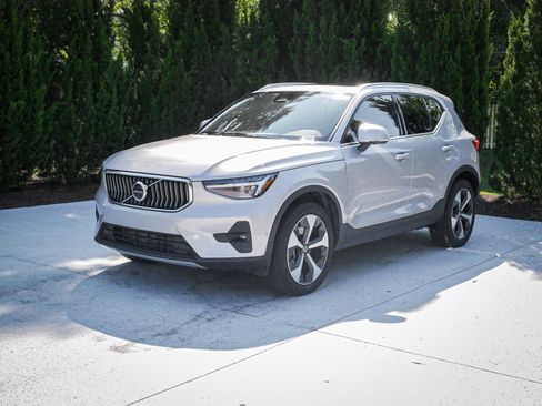 Used 2025 Volvo XC40 B5 Plus AWD/4WD image 5
