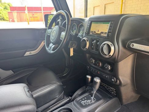 Used 2017 Jeep Wrangler Unlimited Rubicon w/ Connectivity Group AWD/4WD image 30