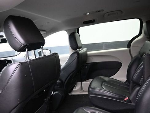 Used 2024 Chrysler Pacifica Select image 19
