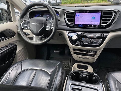 Used 2022 Chrysler Pacifica Touring-L FWD image 18