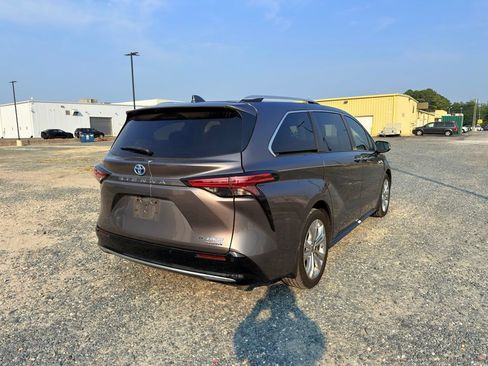 Used 2022 Toyota Sienna Platinum FWD image 5