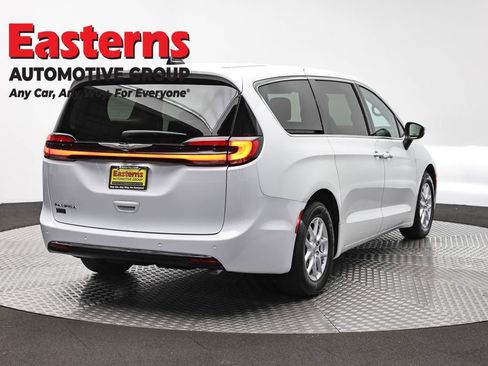 Used 2023 Chrysler Pacifica Touring-L FWD image 5