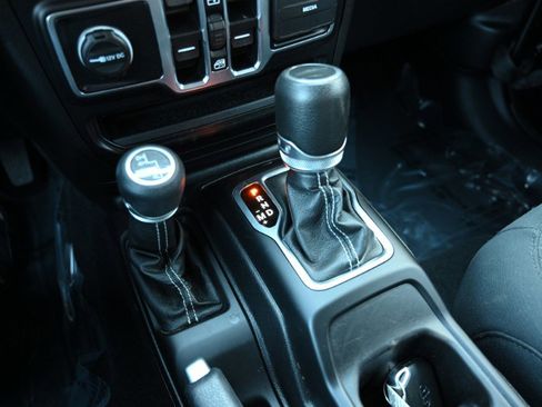 Used 2020 Jeep Gladiator Overland w/ Cold Weather Group image 29