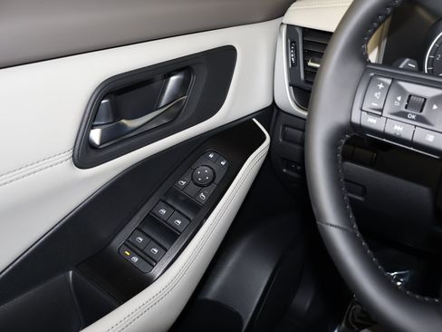 Used 2025 Nissan Rogue SV w/ SV Premium Package image 32