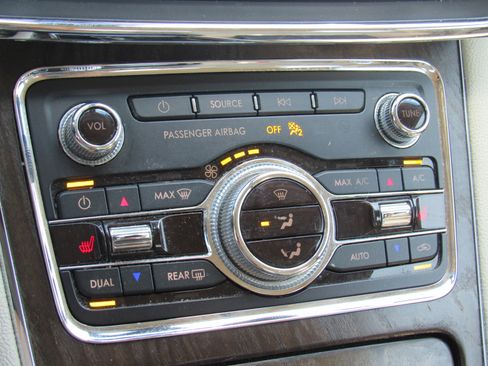 Used 2020 Lincoln Continental w/ Premium Package image 18