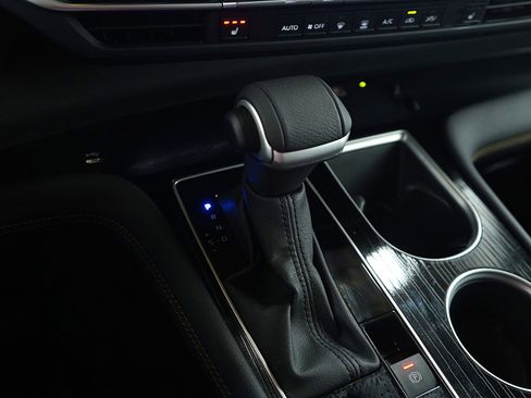 Used 2025 Toyota Sienna XLE Woodland Edition image 25