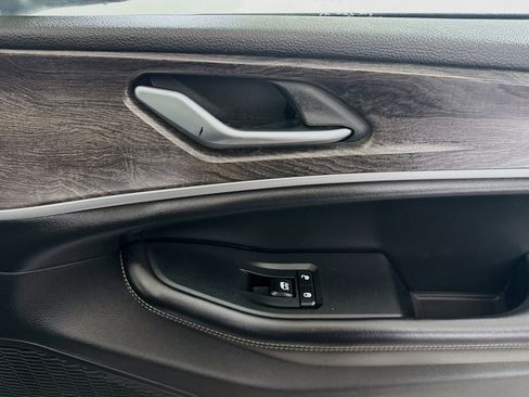 Used 2024 Jeep Grand Cherokee Limited image 31