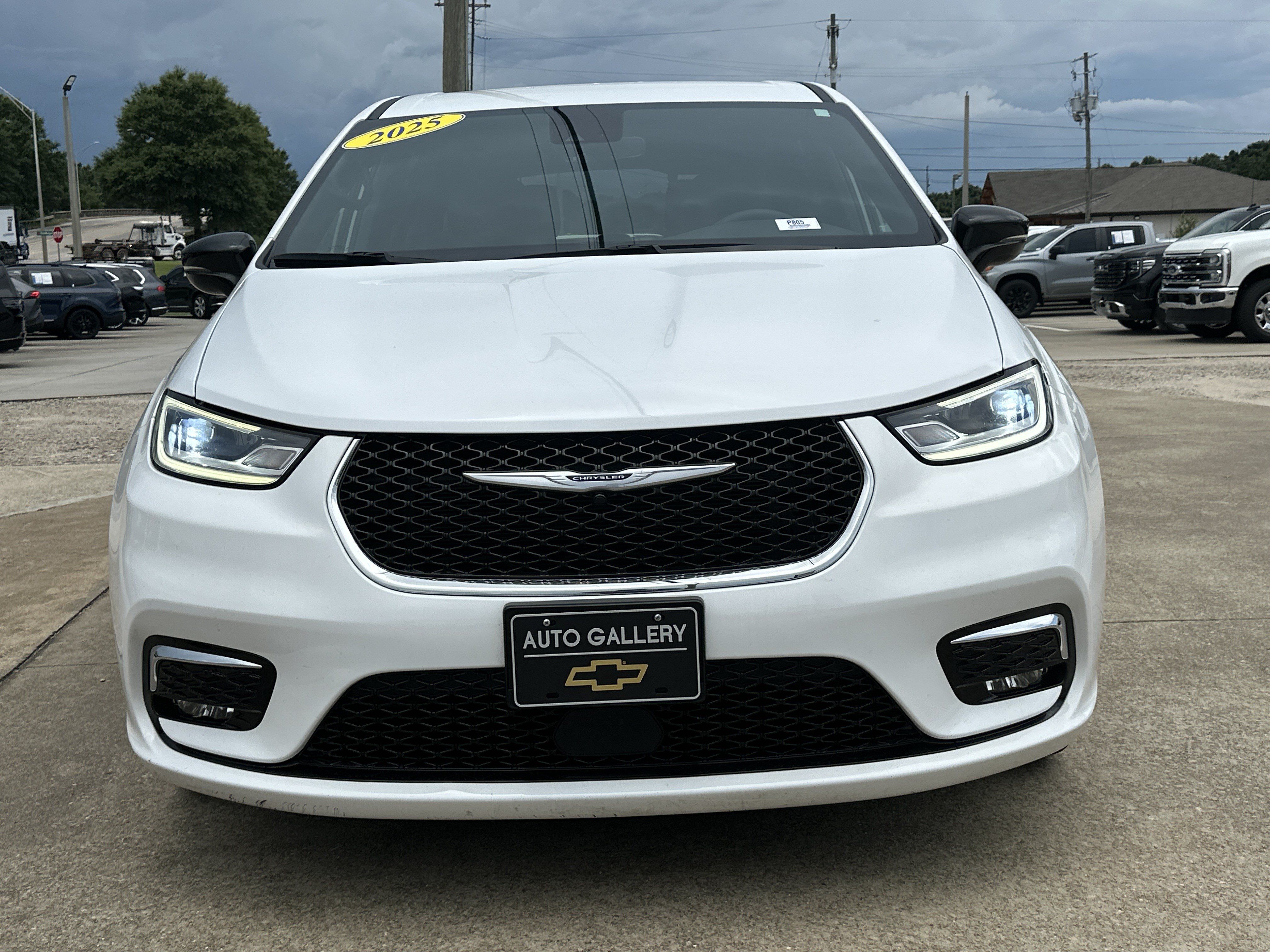 Used 2025 Chrysler Pacifica Select FWD image 2