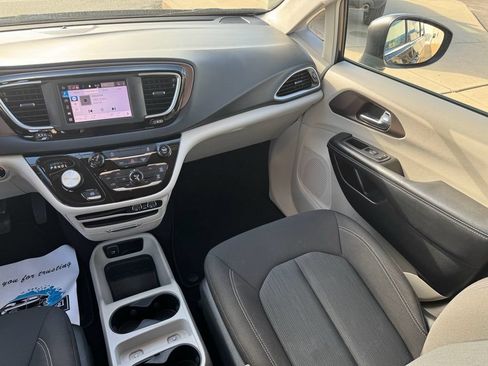 Used 2022 Chrysler Voyager LX FWD image 25