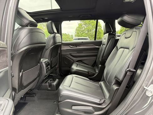 Used 2024 Jeep Grand Cherokee L Limited w/ Luxury Tech Group II AWD/4WD image 13