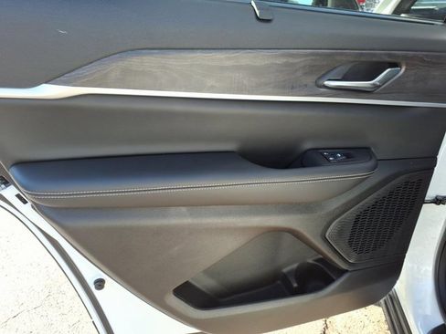 New 2025 Jeep Grand Cherokee L Limited image 11