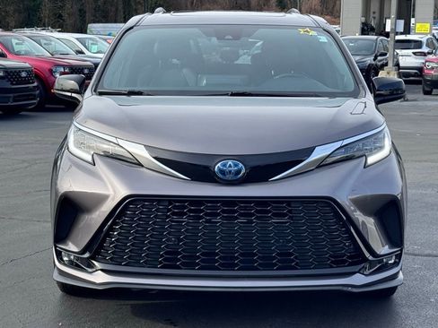 Used 2022 Toyota Sienna XSE w/ XSE Plus Package image 18